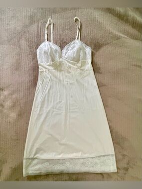 Vintage 50s/60s women’s ivory slip with lace trim